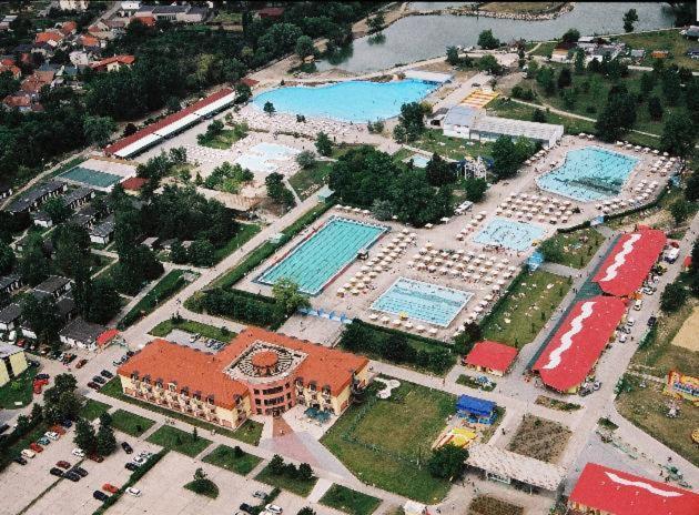 Hotel Dom Studia Petra Štúrovo Exterior foto